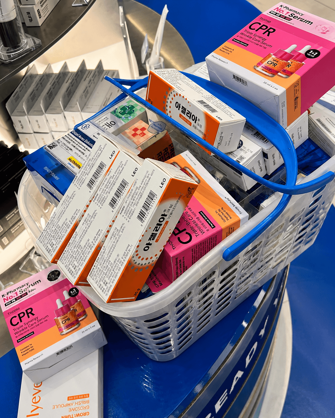 Canasta con productos de farmacia coreana